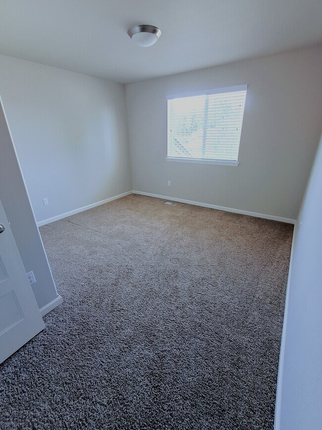 Building Photo - 4946 Skylark St NE