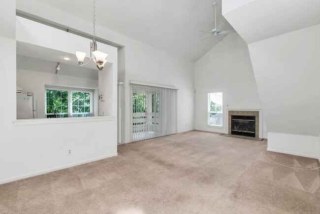 Building Photo - Rarely Available 2-Level, 2 Bed 2 Bath Upp...