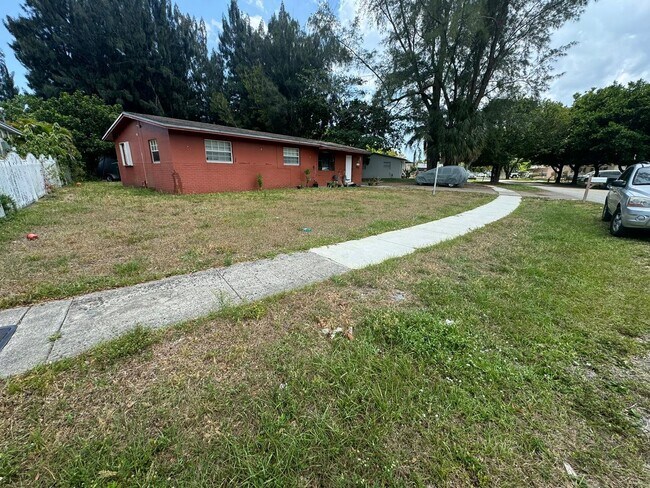 Building Photo - Large 3-1 house in the Manors  with big backyard and central air