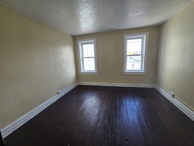 Building Photo - 528 N Jute St