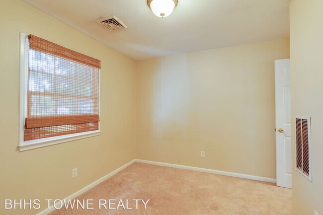 Building Photo - 3 br, 1 bath House - 133 Drew Road