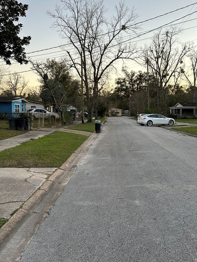 Building Photo - All Brick 4 bedroom 2 bath Northside Rental!