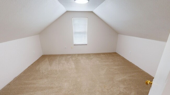 Building Photo - Beautiful Sellwood Bungalow in One of Portland's Most Desirable Neighborhoods. Pet friendly!