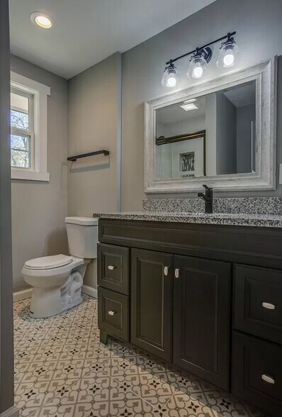 Building Photo - 807 Riviera Dr