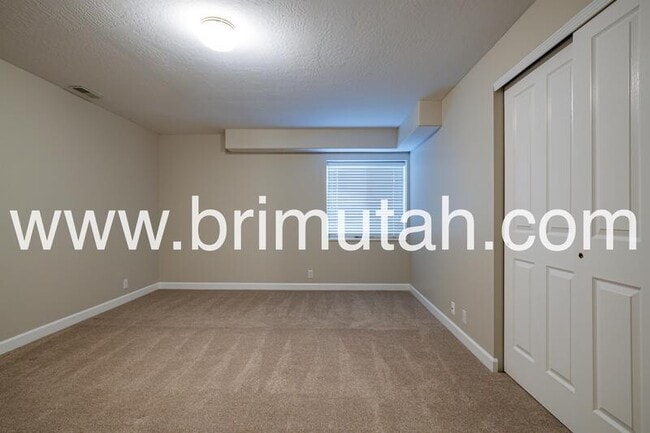 Building Photo - 602 E Land Rush Dr