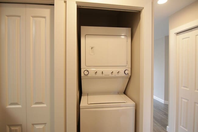 Building Photo - Updated 2 Bed 2 South Hill property 10 min from Medical District hospitals