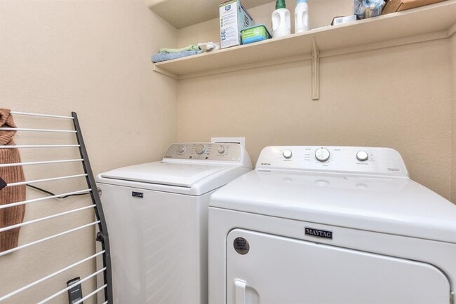 Building Photo - 404 Craters of the Moon Blvd