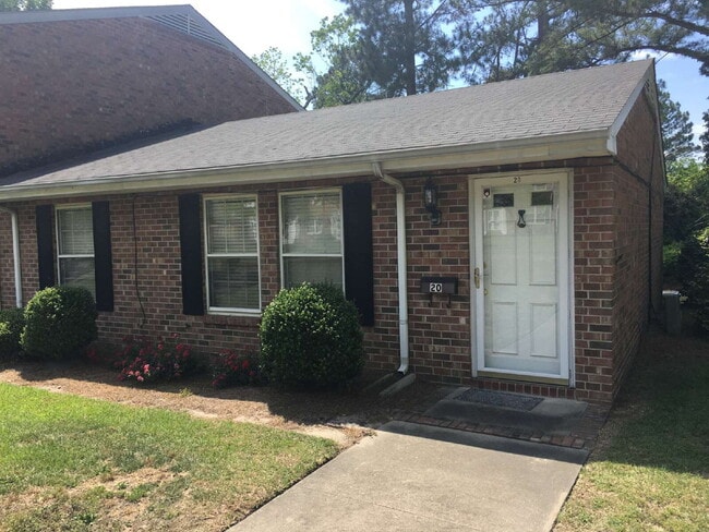 Building Photo - Adorable 2 BR | 1 BA Townhome in Goldsboro! Excellent Location!