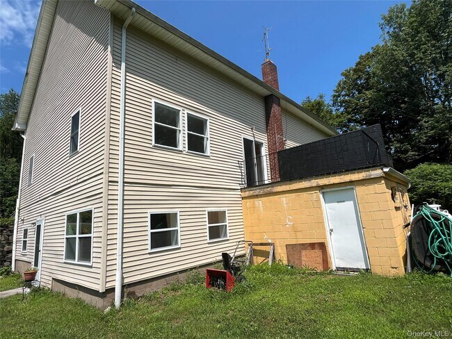 Building Photo - 161 White Sulphur Rd