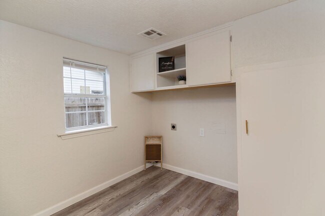 Building Photo - 1809 NW Lincoln Ave