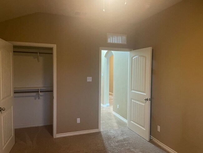 Building Photo - 1106 Pine Hollow Ln