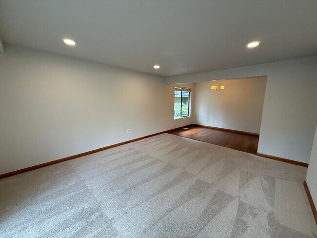 Building Photo - Updated 2BR Condo Near Juanita Village & Beach – Pool, Gym, Parking Included