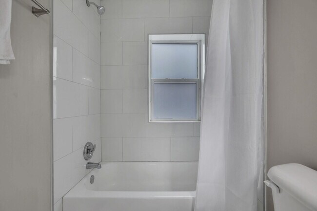 Building Photo - Modern 2BR Townhouse | Walk to Downtown | All Utilities Included