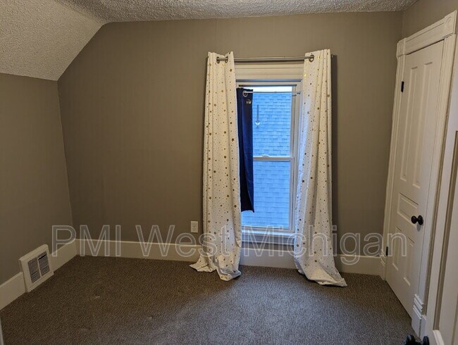 Building Photo - 144 Page St NE