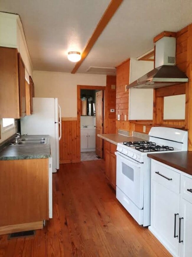 Building Photo - $1,500 - 2 Bedroom 1.5 Bathroom Cottage on...