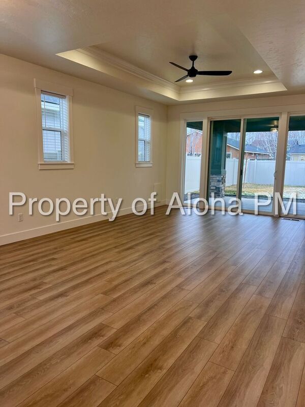 Building Photo - 496 N Emma Ave