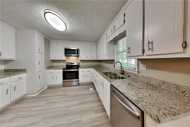 Building Photo - 2693 Raven Trail NE