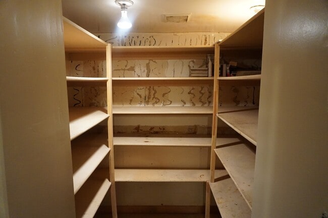 Building Photo - Bountiful 3 Bedroom 2 Bath Home