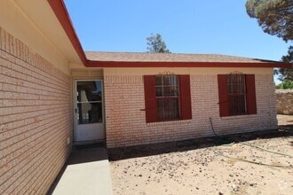 Building Photo - 1808 Dean Martin Dr