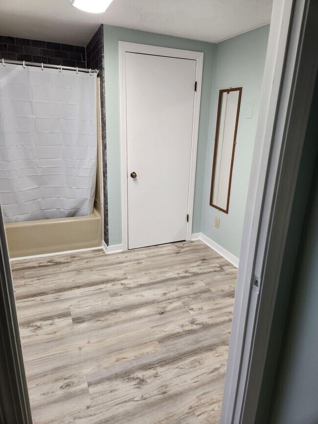 Building Photo - 7 Western Ave