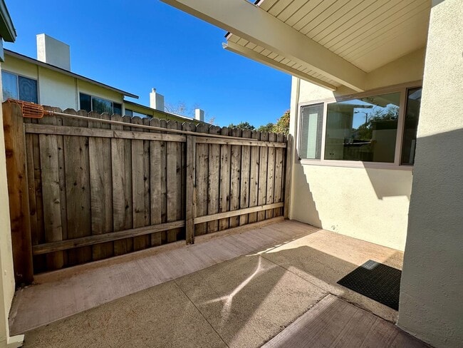 Building Photo - Bright and Spacious 2-Bedroom Condo in Gol...