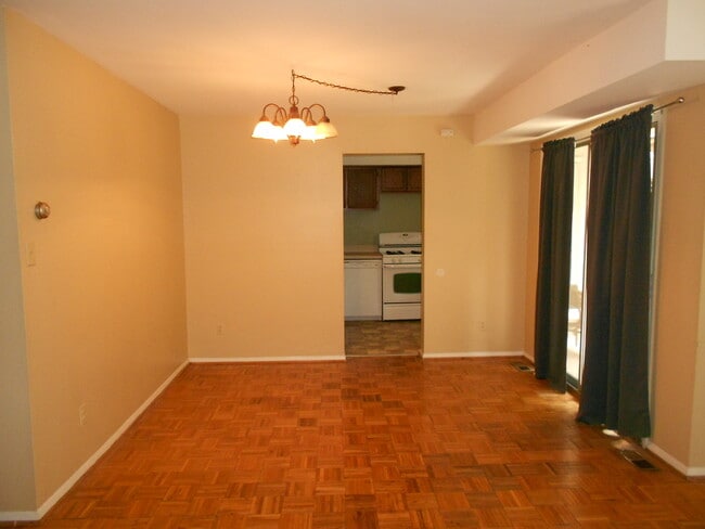 Building Photo - August 2026/2027 Loyola off-campus  2bd/2ba Homeland Southway Condo w/ CAC & more! - Available 8/9