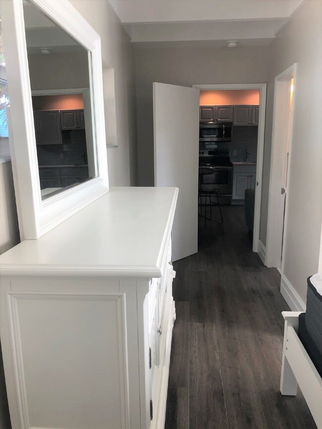 Building Photo - Charming & Private Furnished 1/1 in Croiss...