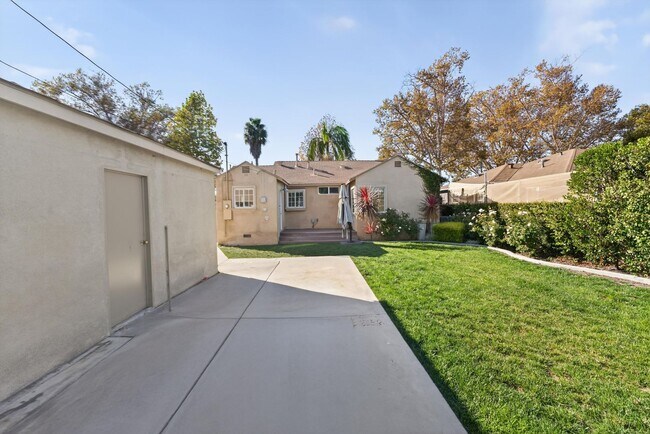 Building Photo - Beautifully Remodeled 3-Bedroom Home in Prime Lakewood Neighborhood