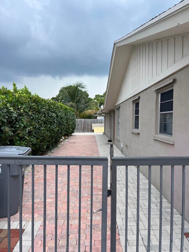 Building Photo - 9173 E Highland Pines Blvd