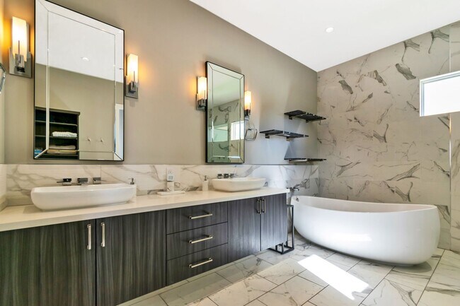 Building Photo - Stunning 4BR House in Phoenix