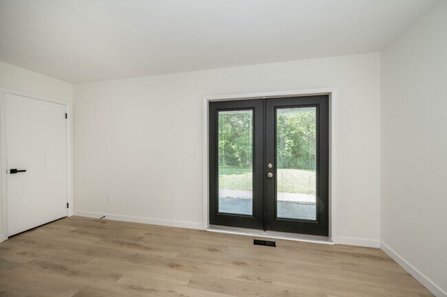 Building Photo - Contemporary Mid Century Modern and updated 3 Bedroom Ranch