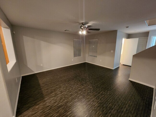 Building Photo - Fantastic 3bed/2.5 bath in Southwest ready for immediate move-in! Make the Move for Less: $500 Of...