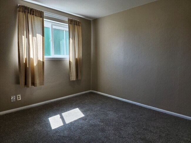 Building Photo - Spacious Lower Level Apartment Ready For R...