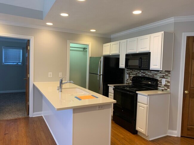 Building Photo - Awesome Carriage House in Chatham Arch!