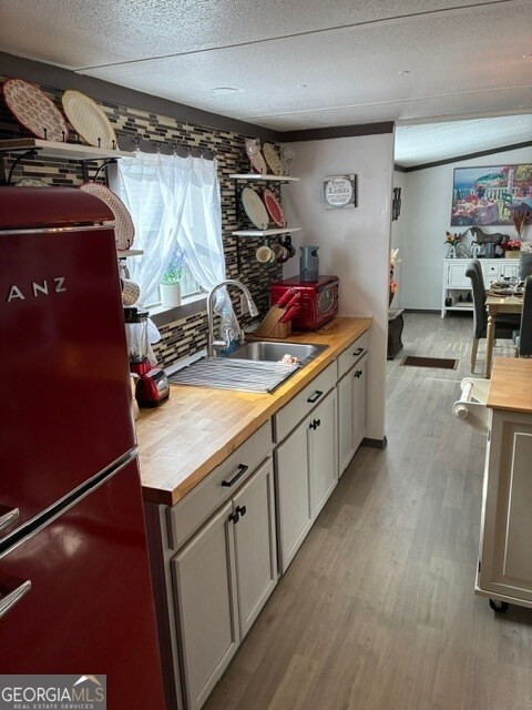 Building Photo - 215 Lynn Dr