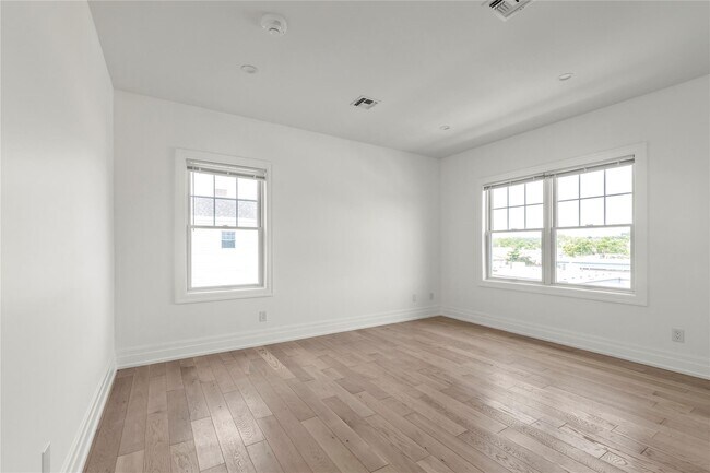 Building Photo - 22 Sagamore Hill Dr