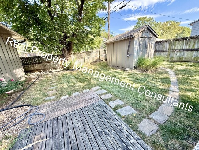 Building Photo - 3 bed 2.5 bath Private Oasis
