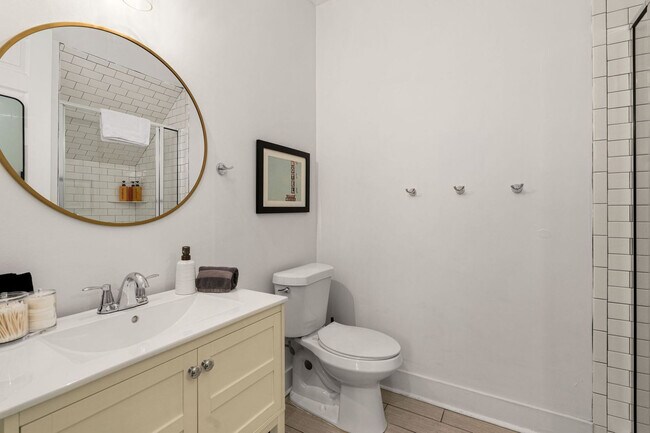 Building Photo - 559 Veritas St