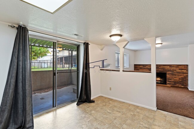 Building Photo - Roy Utah Twin Home for Lease!