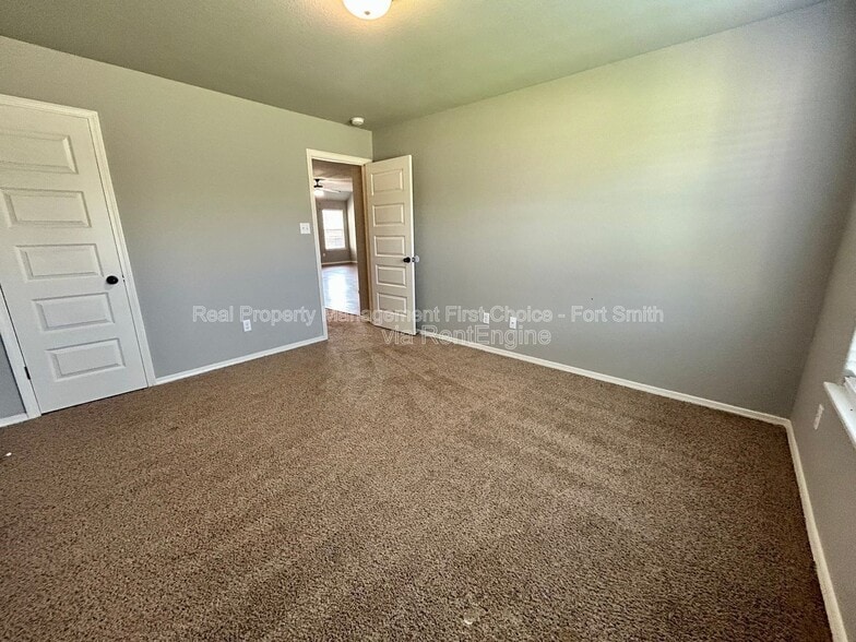 Building Photo - 423 Ridge Point Dr