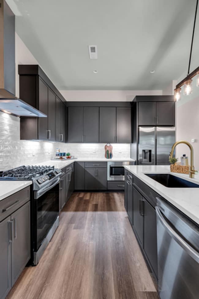 Building Photo - 3-bedroom 3.5 bathroom Home with Modern Am...