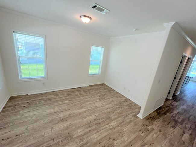 Building Photo - 5610 Woodford St