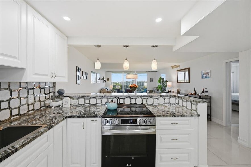 Building Photo - 4015 W Palm Aire Dr