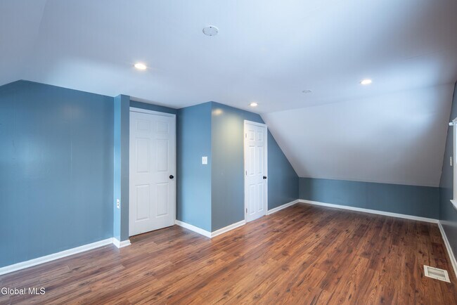 Building Photo - 6 Utica Ave