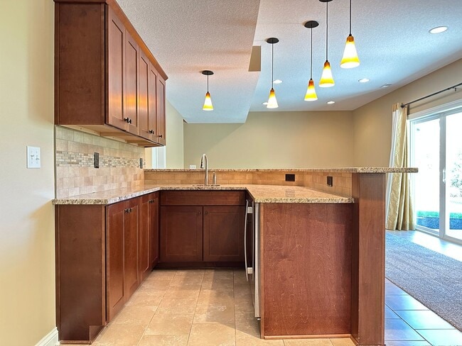 Building Photo - Astonishing 5 bedroom 3.5 Bath Home