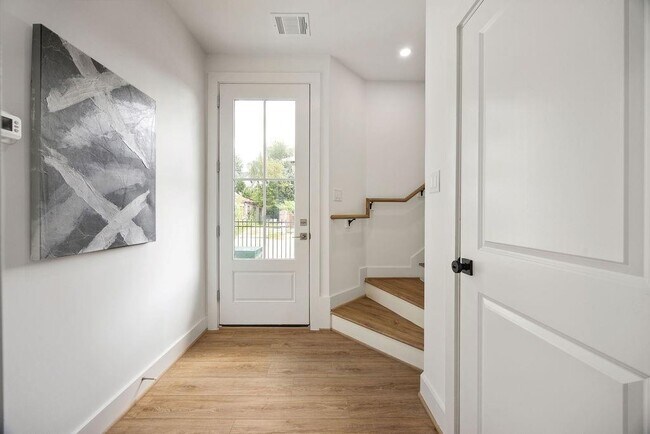 Building Photo - 2121b Hoskins Dr