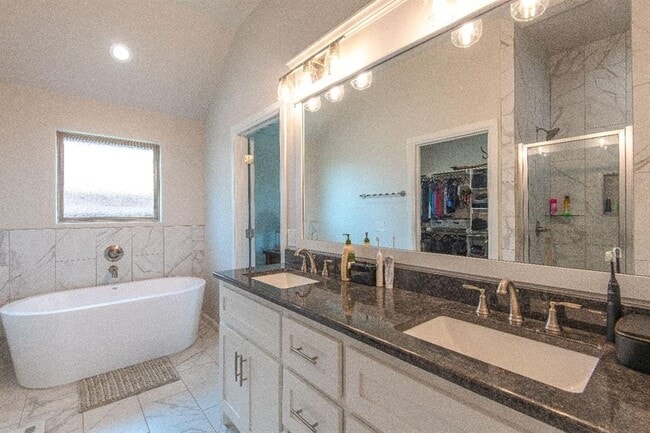 Building Photo - 2244 E Kellan Ct Terrace