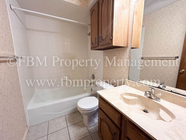Building Photo - 103 Oak Creek Ct