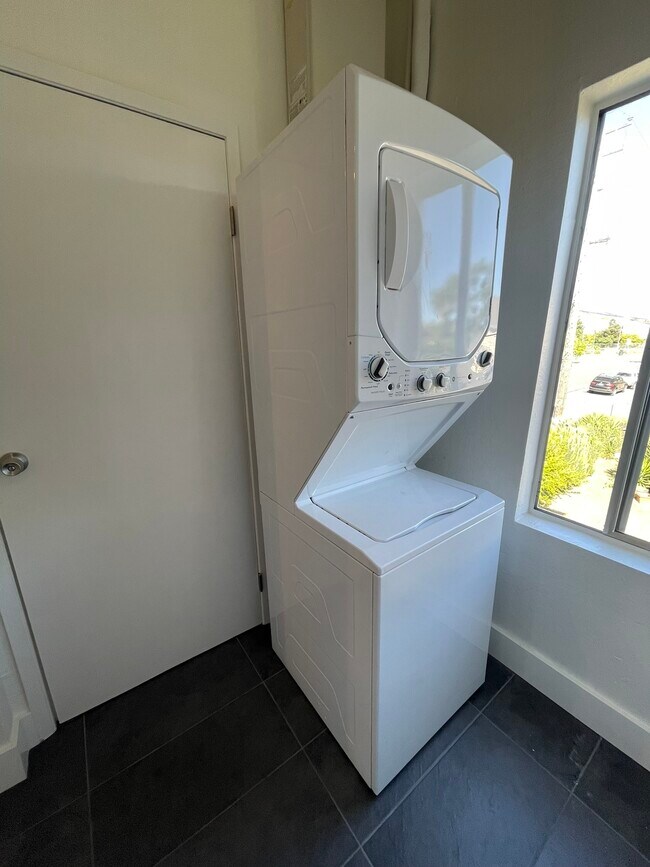 Building Photo - 1534 Center St