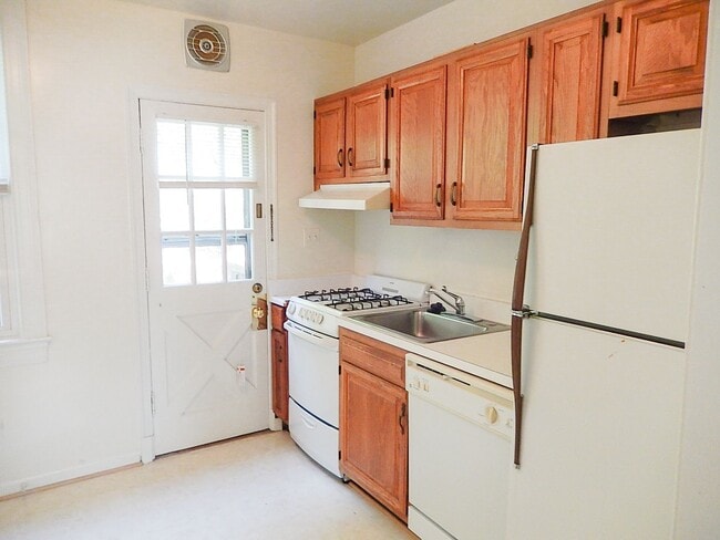 Building Photo - Sun-Filled & Well-Maintained 1 Bed 1 Bath ...